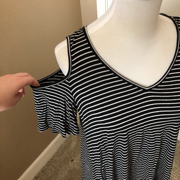 Striped shirt with cutout shoulders - Picture 2 of 4